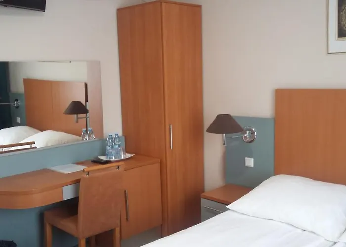 Noclegi, Restauracja Eden Hotel